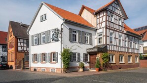 Un bâtiment européen traditionnel, avec une enseigne indiquant « Michelbräu » et une horloge.