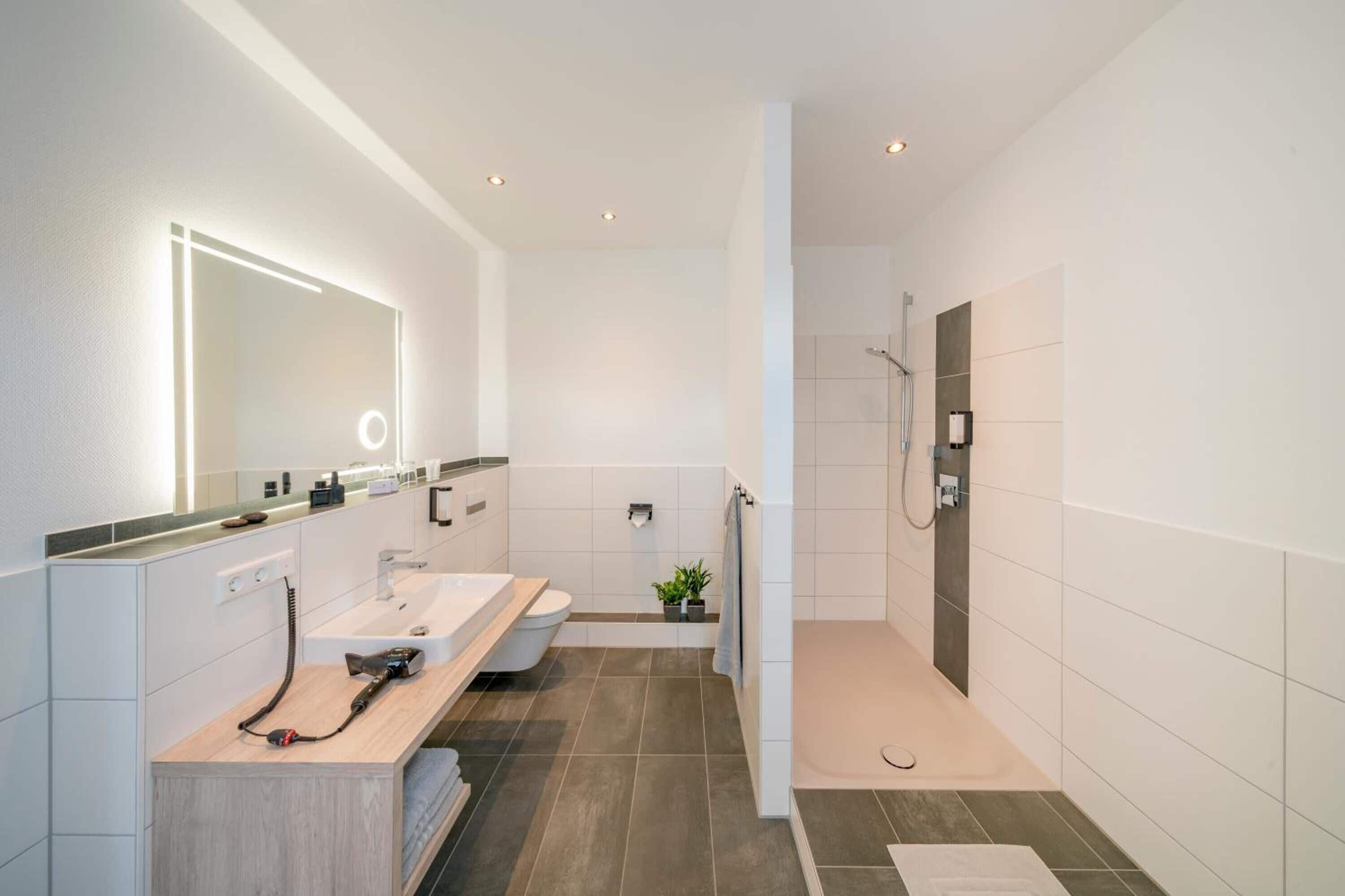 Een douche, gratis toiletartikelen, een haardroger, handdoeken