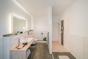Shower, free toiletries, hair dryer, towels - Landhotel Zur Bretzel (Babenhausen)