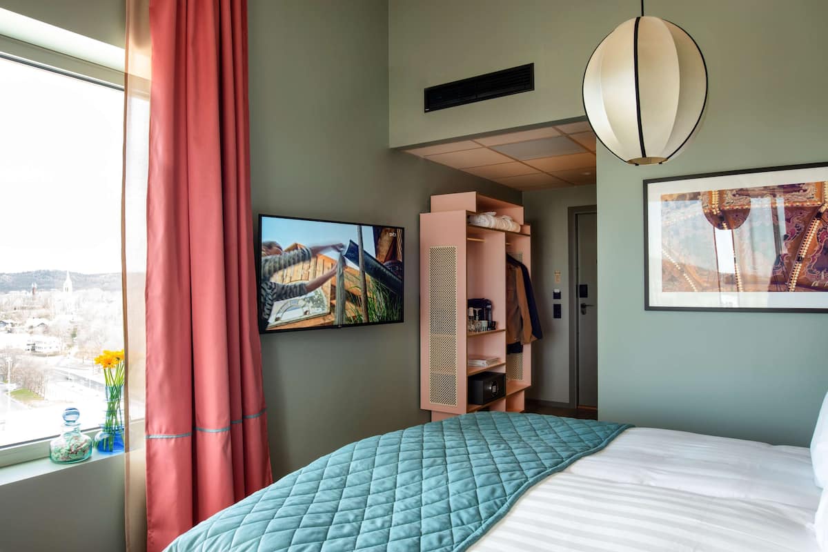 Superior Room, 1 King Bed, Non Smoking | In-room safe, blackout drapes, soundproofing, iron/ironing board