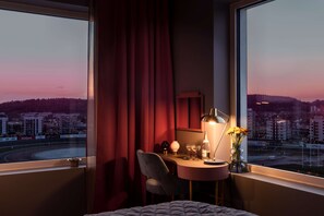 Quarto superior, 1 cama King, para não fumantes | Cofres nos quartos, escrivaninha, cortinas blackout