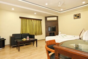 Junior-Studiosuite | Hochwertige Bettwaren, individuell dekoriert, Schreibtisch