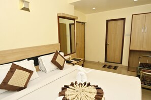 Standard-Doppelzimmer | Hochwertige Bettwaren, individuell dekoriert, Schreibtisch