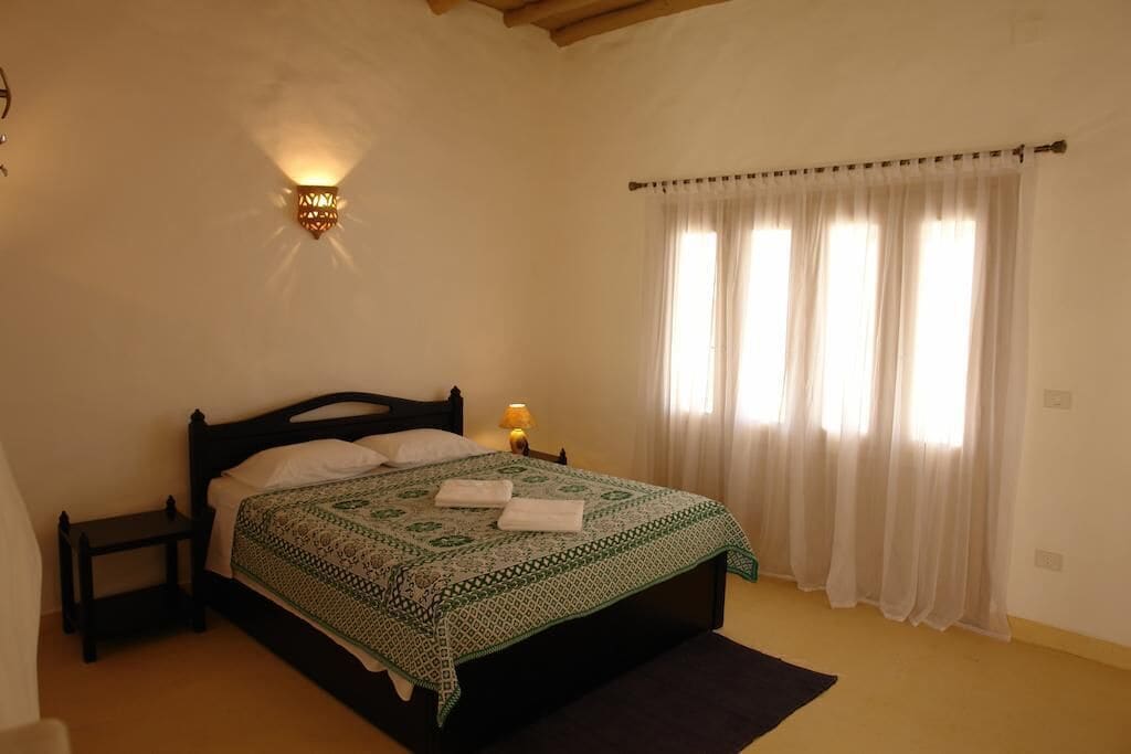 Minibar, in-room safe, bed sheets
