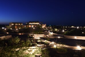 住宿正面 - 傍晚/夜晚