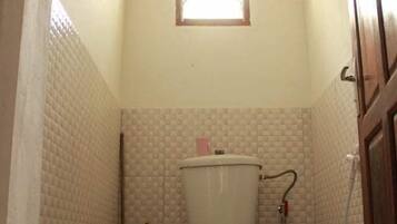 Nhà phong cách cổ điển, nhiều giường, hút thuốc, quang cảnh bãi biển | Phòng tắm | Buồng tắm vòi sen, vòi sen phun mưa, khăn tắm