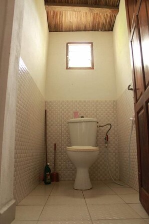 Classic House, Multiple Beds, Smoking, Beach View | Bathroom | Shower, rainfall showerhead, towels - Maison Des Metisses (Fenoarivo Atsinanana)