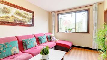 Apartment | Wohnbereich | Flachbildfernseher