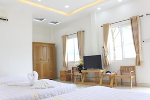 Bàn, màn/rèm cản sáng, phòng cách âm 