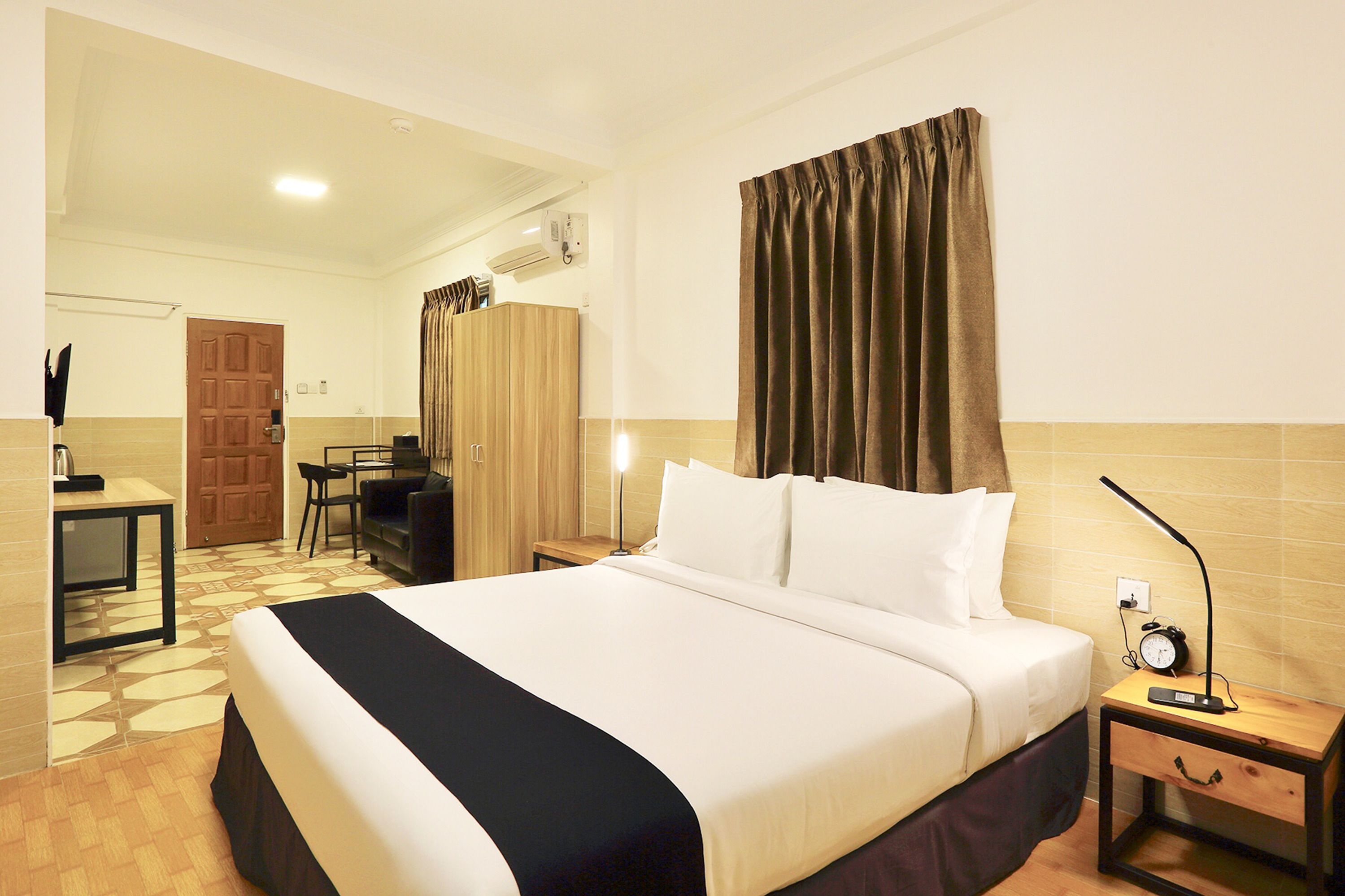 superior double room | minibar, in-room safe, desk, blackout curtains