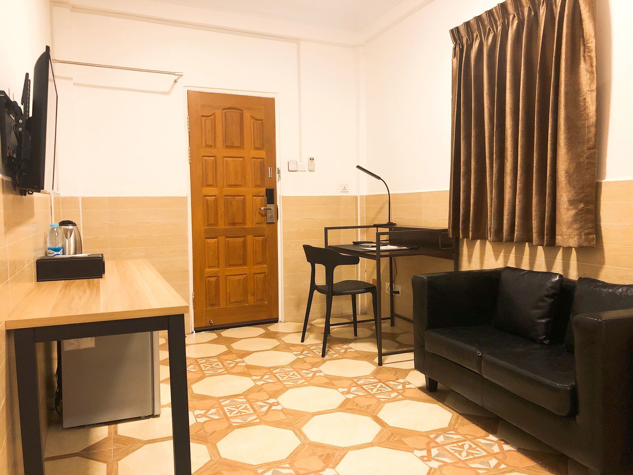 superior twin room | living area | tv