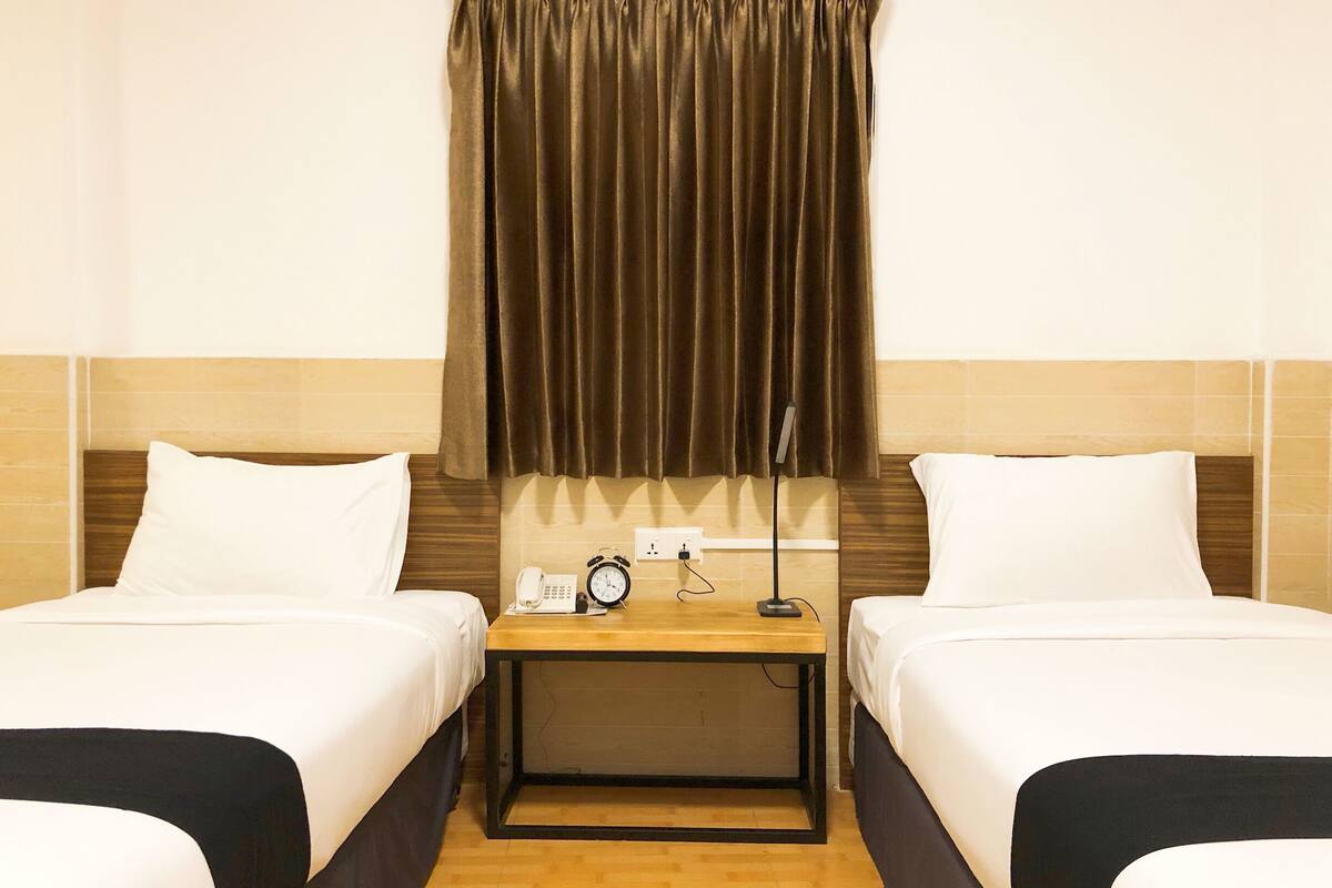 standard twin room | minibar, in-room safe, desk, blackout curtains