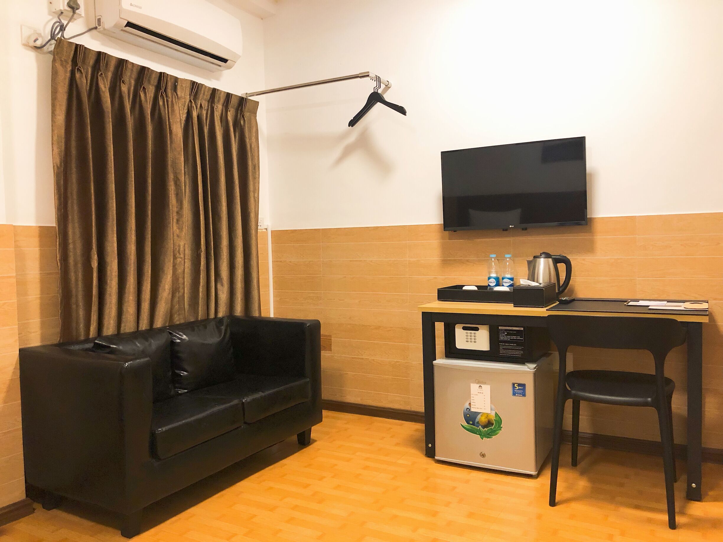 standard twin room | living area | tv