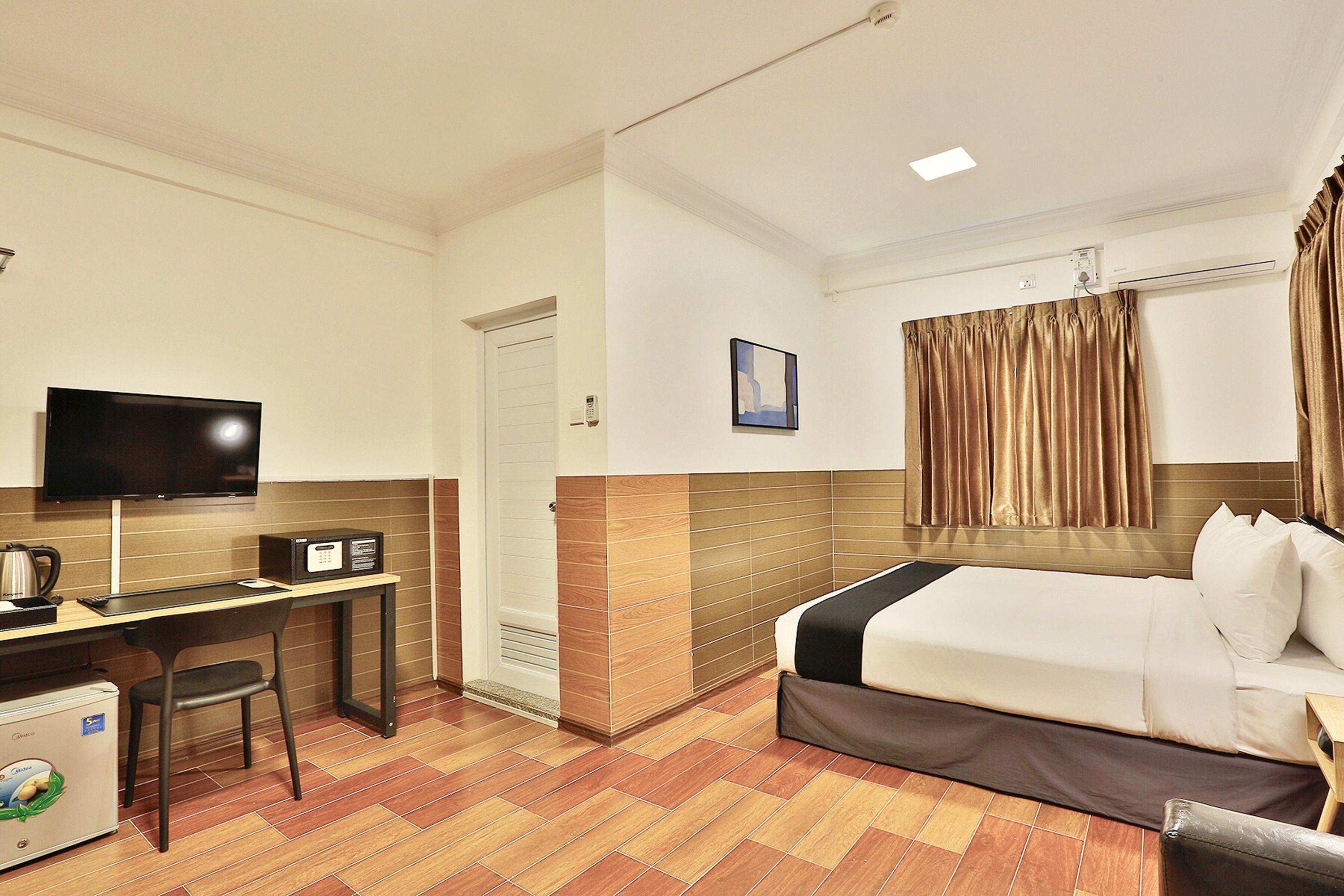 standard double room | minibar, in-room safe, desk, blackout curtains