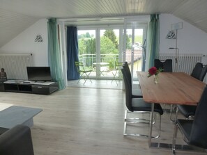 Dining - spacious apartment in a quiet location surrounded by beautiful nature (Scheidegg)