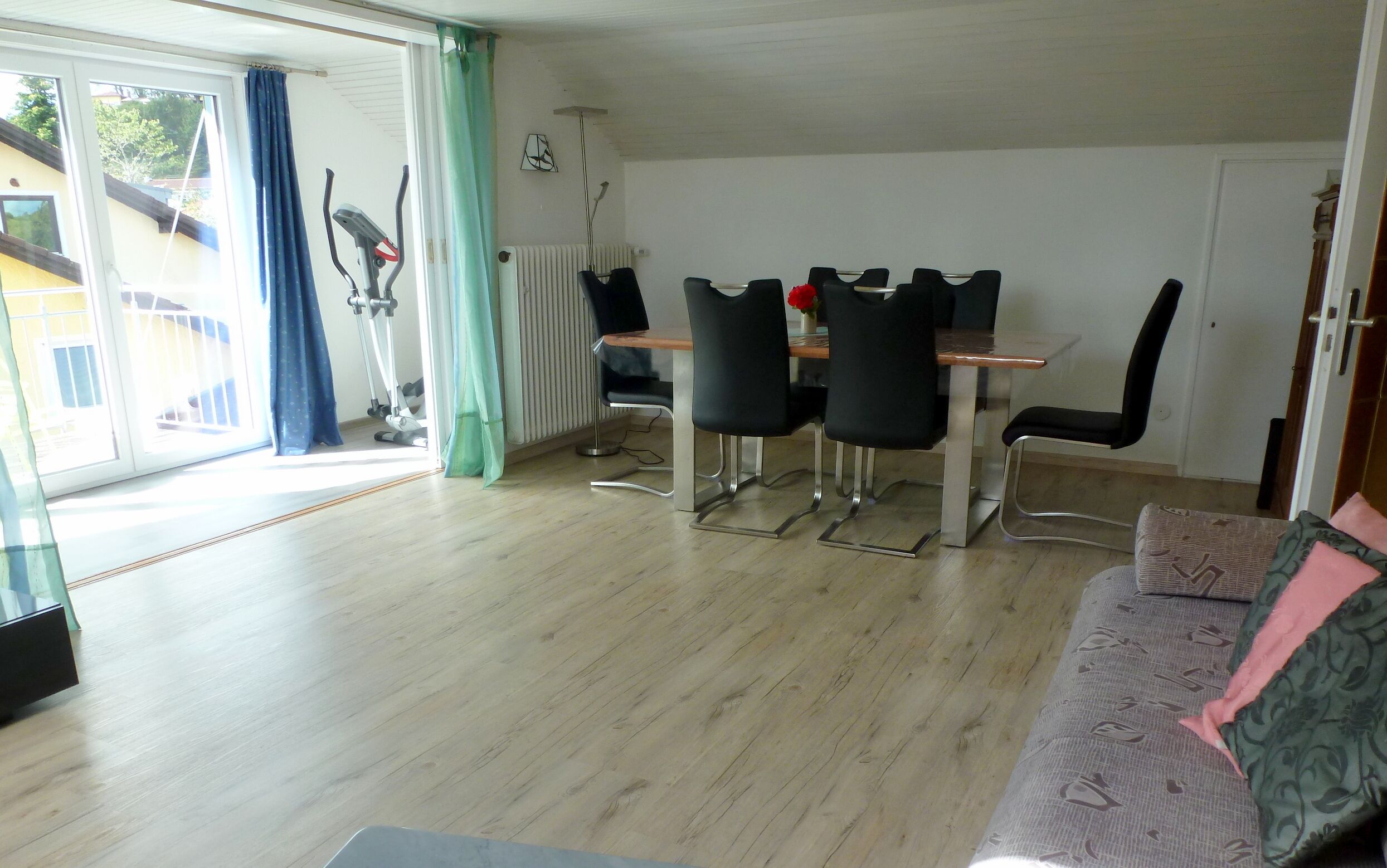 Mit Fitnessgerät in der Loggia