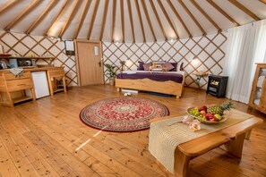 Luxe huisje | Woonruimte | Ledtelevisie, tafelvoetbal en een tafeltennistafel