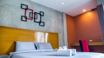 ميني بار وخزنة داخل الغرفة ومكتب وستائر تعتيم