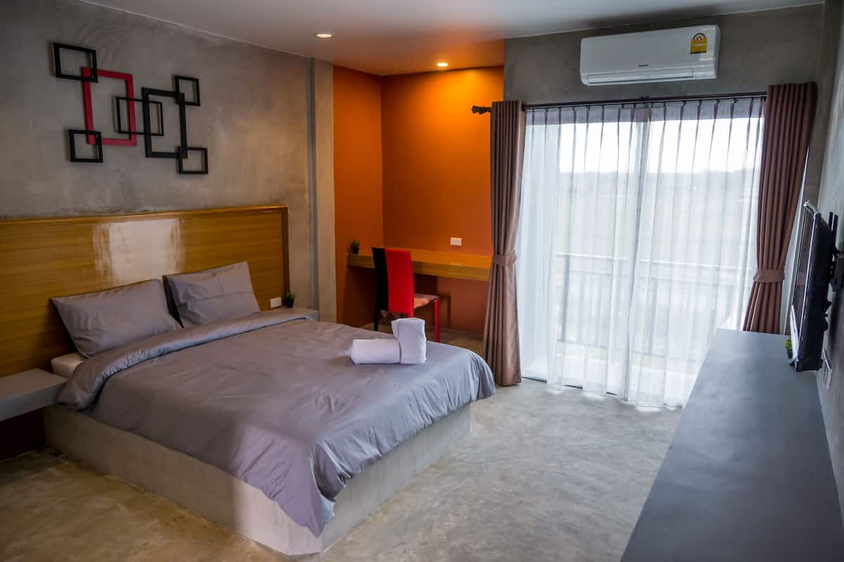 Superior Double Room | Minibar, in-room safe, desk, blackout drapes