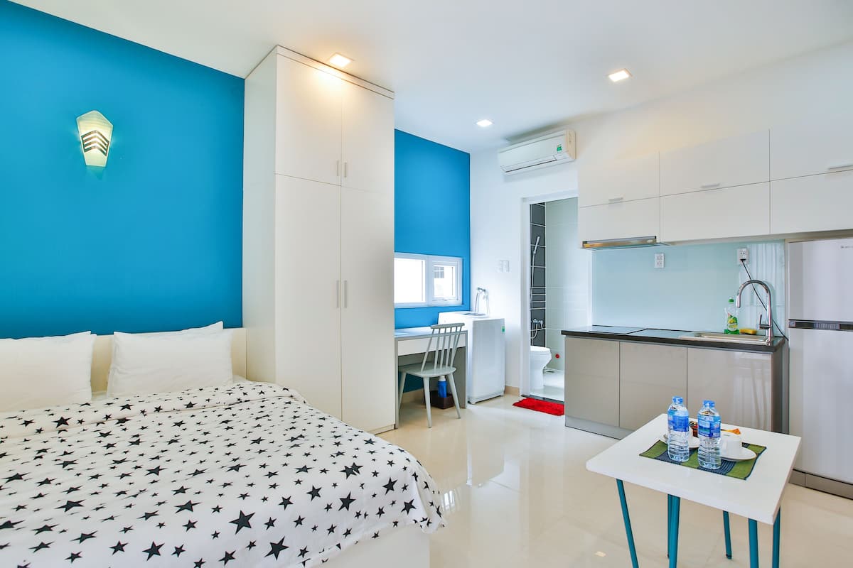 Studio Apartment, Balcony and Windows | Bàn, màn/rèm cản sáng, phòng cách âm, bàn ủi/dụng cụ ủi quần áo