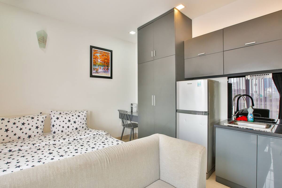 Estudio (Cozy Apartment) | Área de sala de estar | Televisión de pantalla plana de 32 pulgadas con canales por cable 
