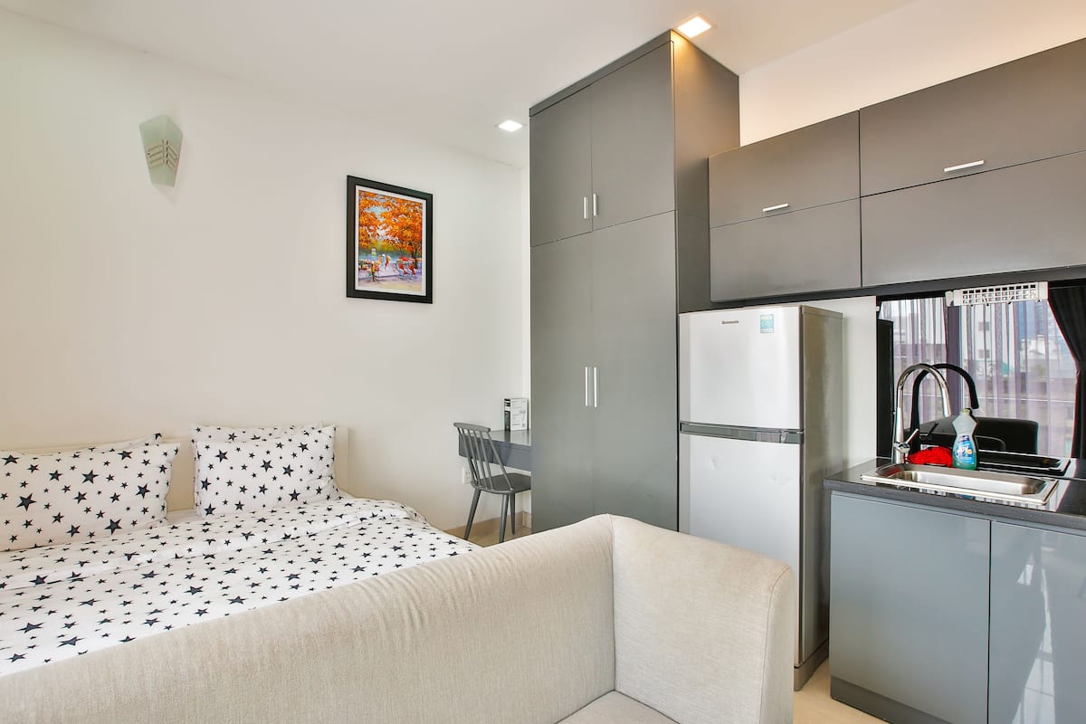 Cozy Studio Apartment | Khu phòng khách | TV màn hình phẳng 32-inch có truyền hình cáp, TV