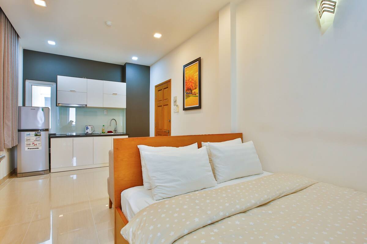 Estudio (Apartment without Balcony) | Escritorio, cortinas blackout y insonorización 