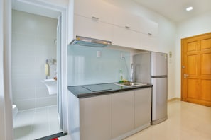 Studio Apartment, Balcony and Windows | Private kitchenette