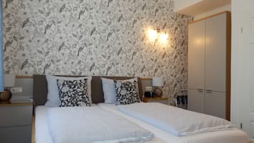 Hypo-allergenic bedding, in-room safe, desk, blackout curtains