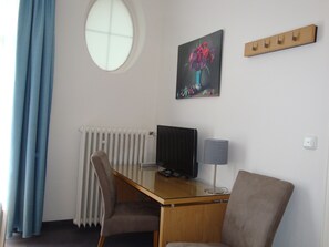 Hypo-allergenic bedding, in-room safe, desk, blackout drapes - Hotel Bellevue (Hamelin)