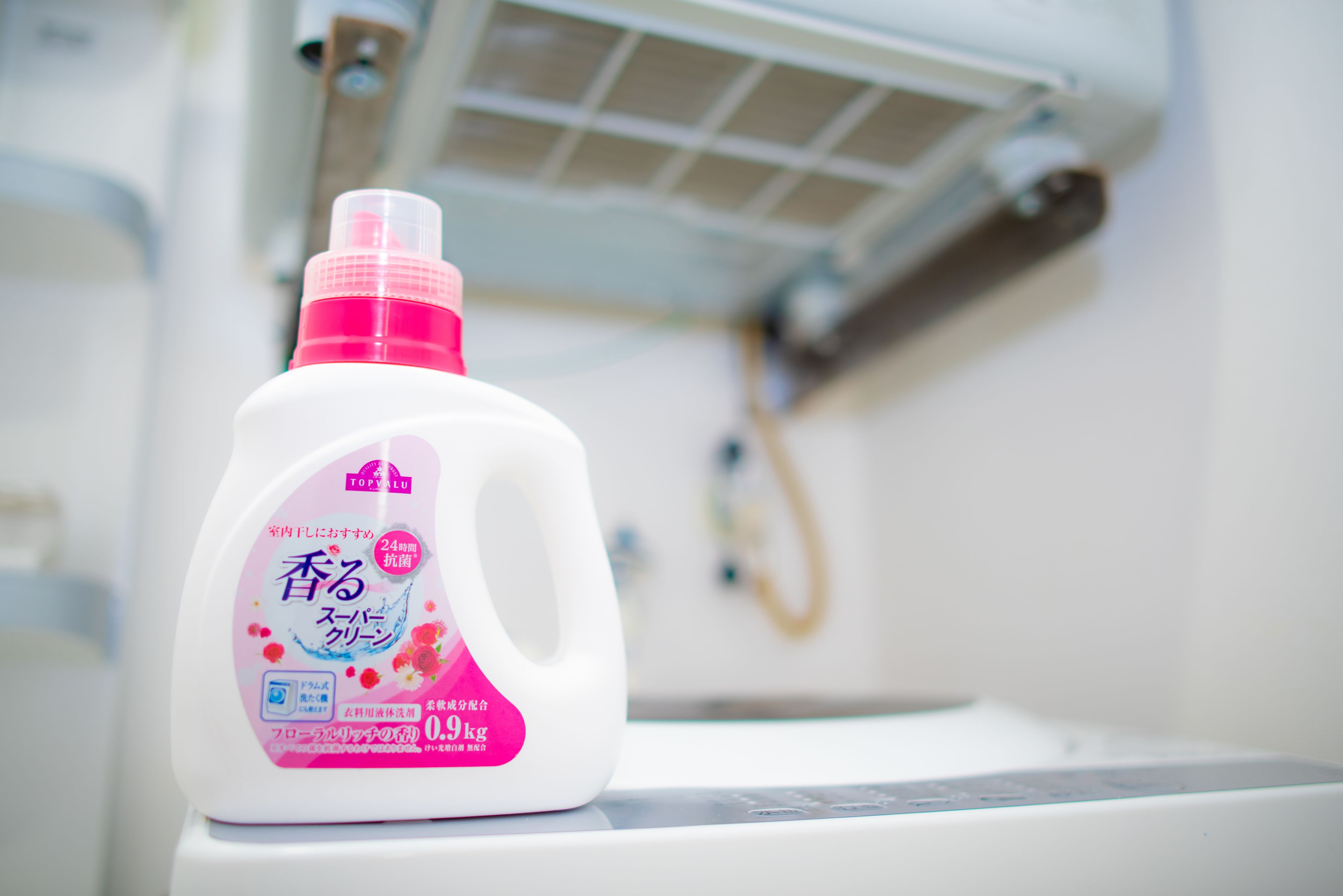 Una botella de detergente en la encimera del baño.
