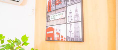 Una pared con un collage enmarcado de monumentos de Londres.