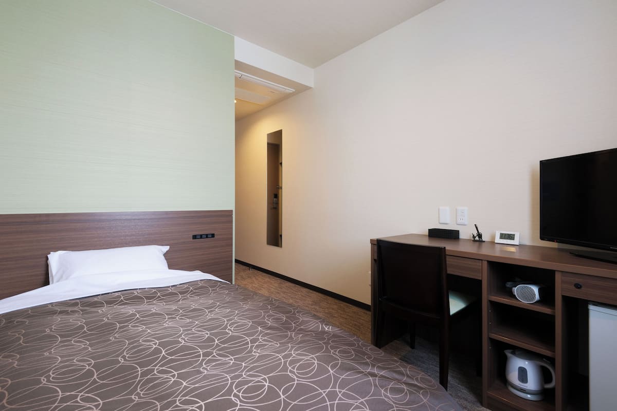 Desk, laptop workspace, iron/ironing board, free WiFi
