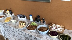 En buffet med forskellige retter og tilbehør.