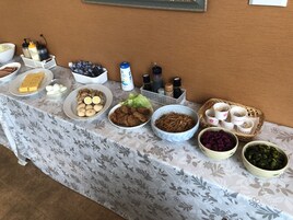 朝食 (ビュッフェ)、毎日提供 (無料)