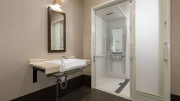 Zweibettzimmer, barrierefrei | Badezimmer | Kostenlose Toilettenartikel, Haartrockner, Hausschuhe, Bidet