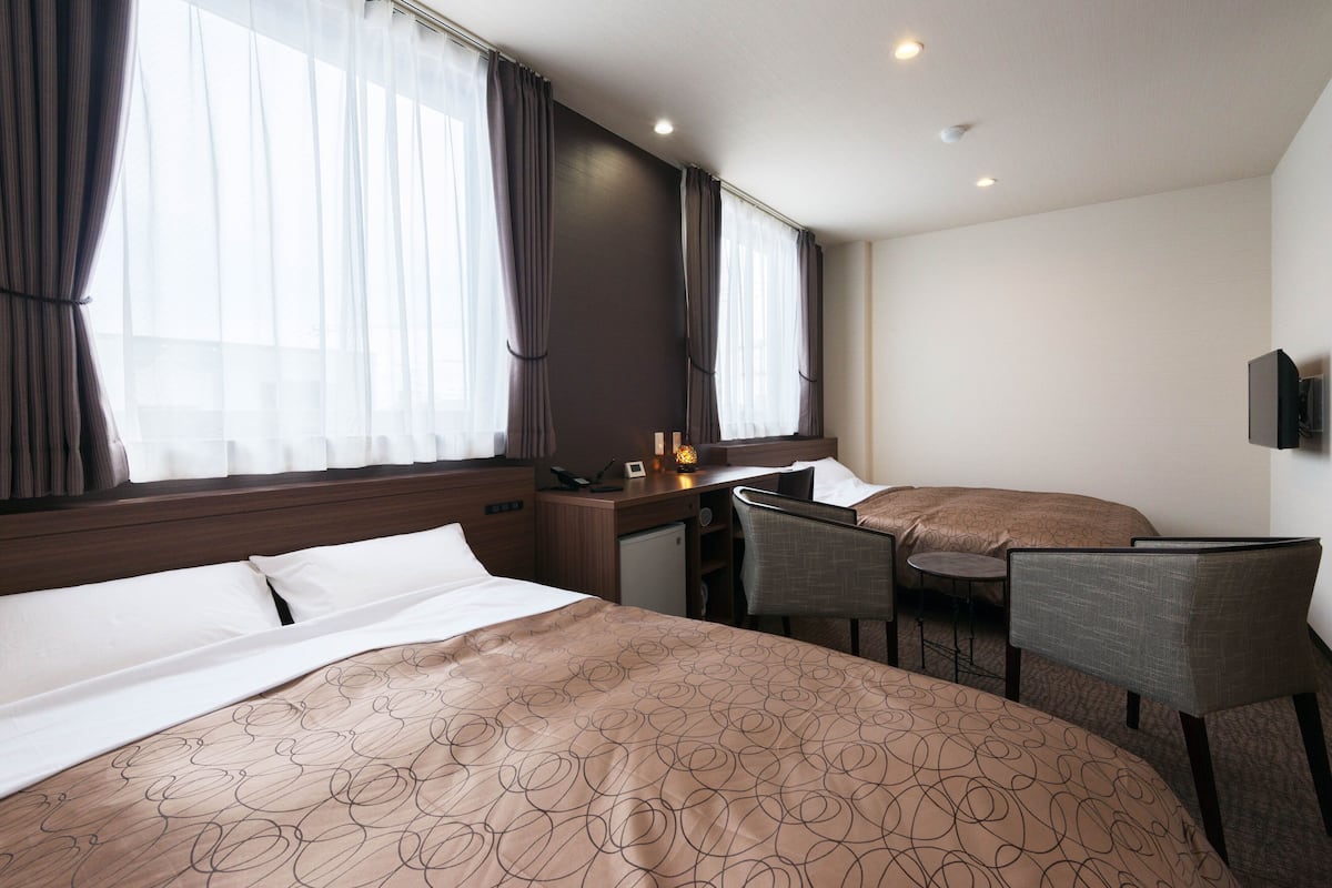 Desk, laptop workspace, iron/ironing board, free WiFi