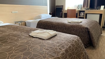 Habitació amb dos llits individuals | Escriptori i espai de treball apte per a portàtils