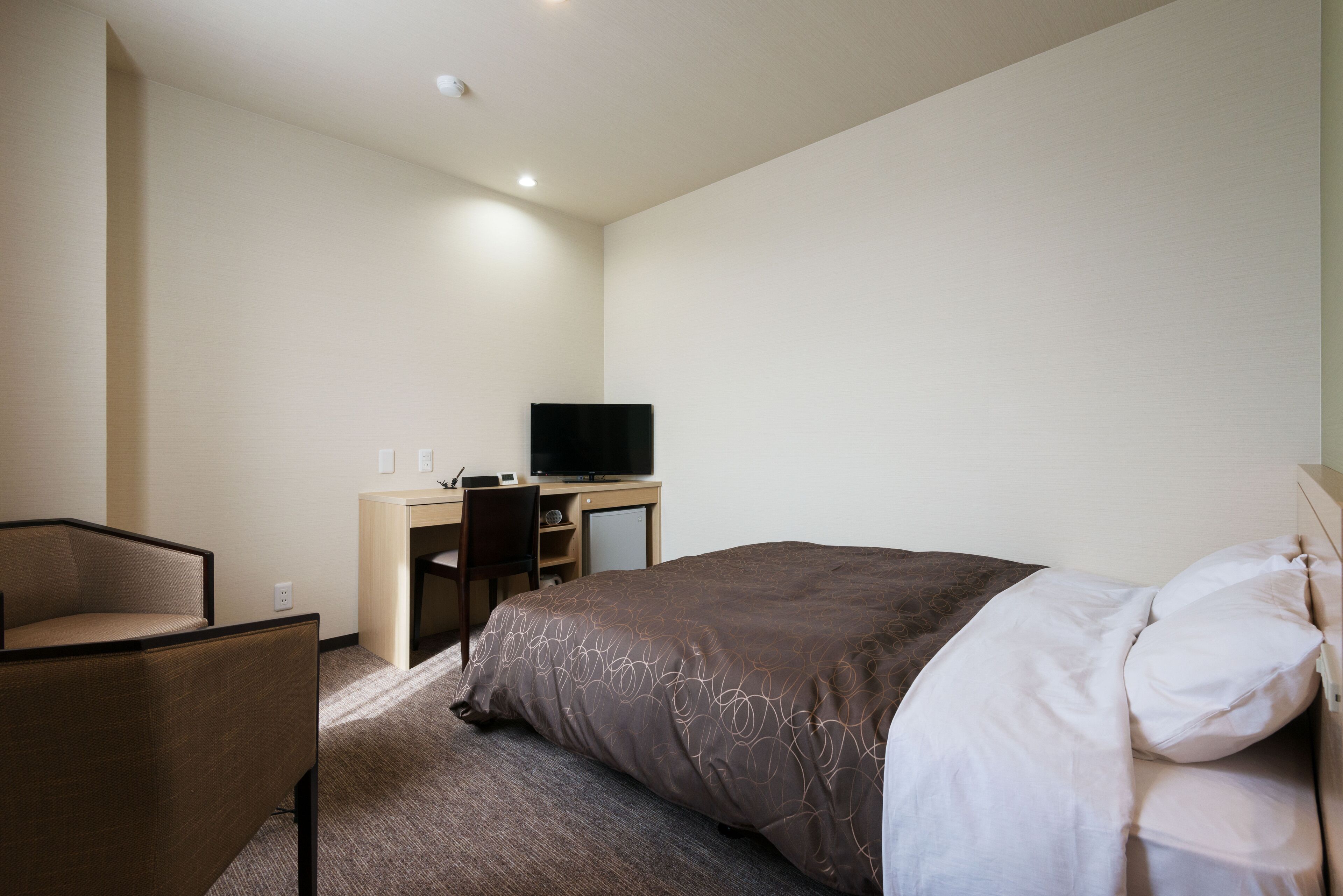 double room | 1 bedroom, desk, laptop workspace, iron/ironing board