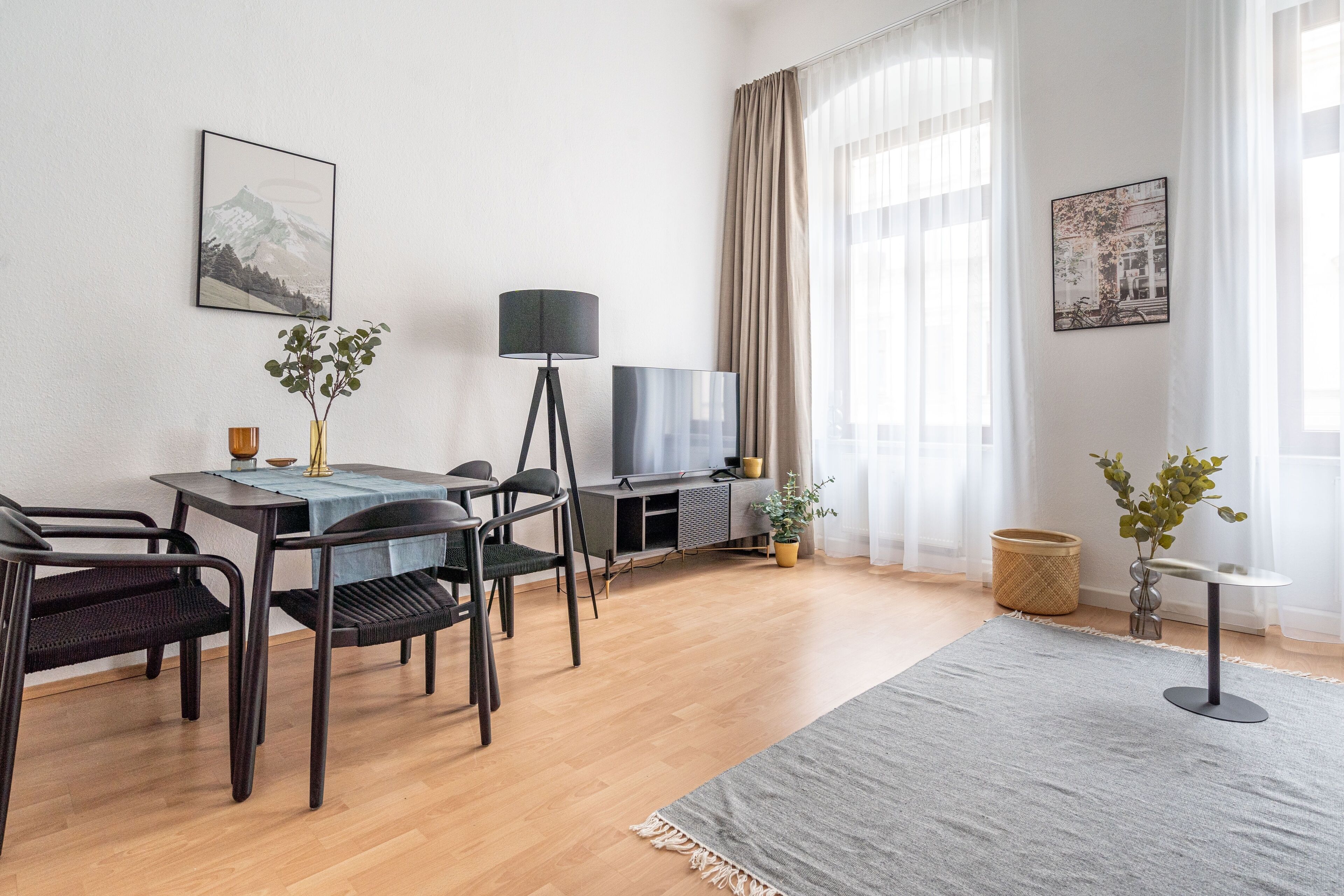 Two-Bedroom Suite XL | Wohnzimmer | 165-cm-Flachbildfernseher mit Kabelempfang, Fernseher