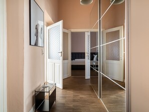 One-bedroom Suite L | Área de sala de estar | Televisión de pantalla plana de 165 cm con canales por cable