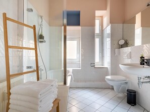 One-bedroom Suite L | Kamar mandi | Pengering rambut dan handuk