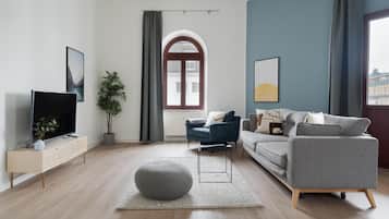 Two-Bedroom Suite XXL with balcony | Living area | 165-cm flat-screen TV with cable channels, TV