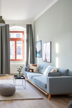 Apartament | Sala d'estar | Televisor de pantalla plana de 165 cm amb canals per cable i televisor