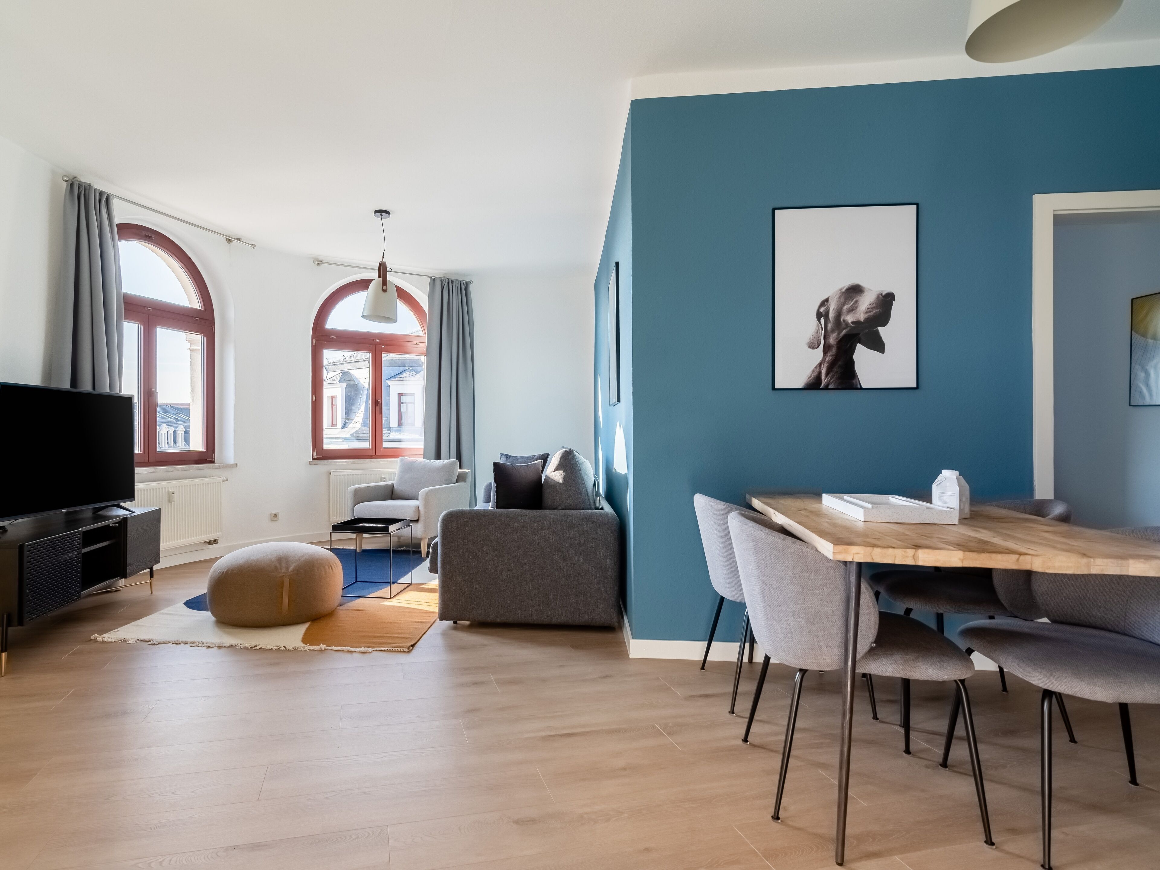 Two-Bedroom Suite L | Wohnzimmer | 165-cm-Flachbildfernseher mit Kabelempfang, Fernseher