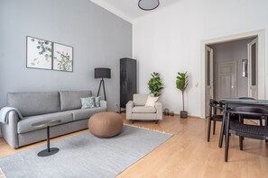 Two-Bedroom Suite XL | Living room | 165-cm flat-screen TV with cable channels, TV - Limehome Dresden Hoyerswerdaerstraße (Dresden)
