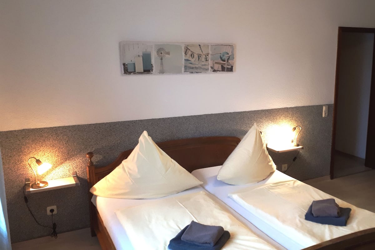 Kamer, 1 twee- of 2 eenpersoonsbedden | Een bureau, een strijkplank/strijkijzer, gratis wifi, beddengoed