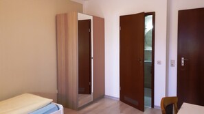 Desk, iron/ironing board, free WiFi, bed sheets - Hotel & Restaurant Haus Niederrhein (Moers)