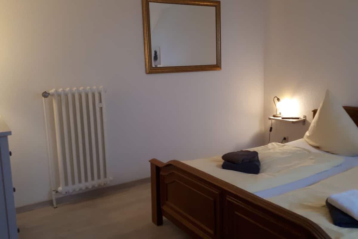 Driepersoonskamer | Een bureau, een strijkplank/strijkijzer, gratis wifi, beddengoed