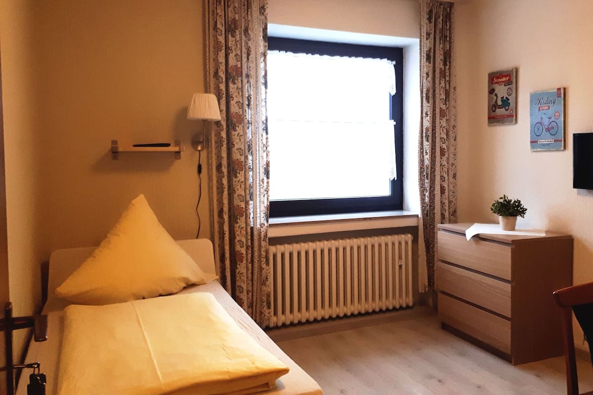 Eenpersoonskamer | Een bureau, een strijkplank/strijkijzer, gratis wifi, beddengoed